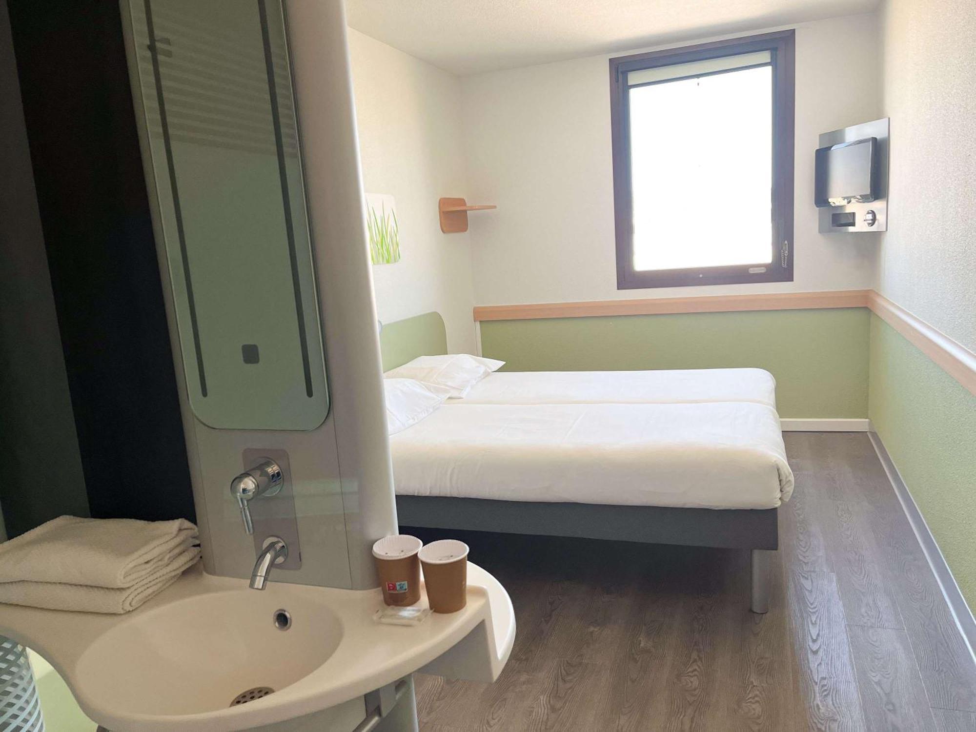 Отель Ibis Budget Nimes Centre Gare Экстерьер фото