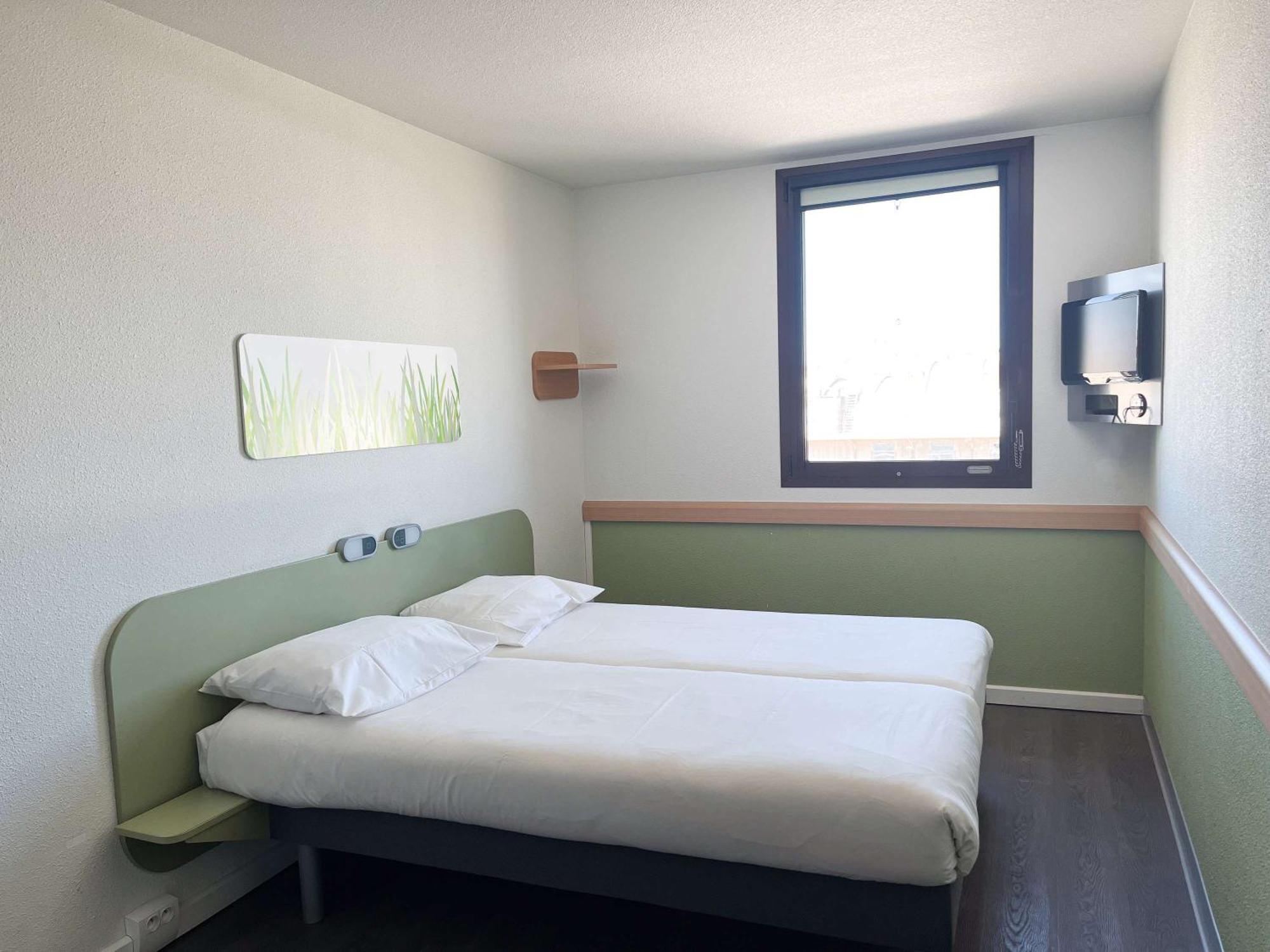 Отель Ibis Budget Nimes Centre Gare Экстерьер фото