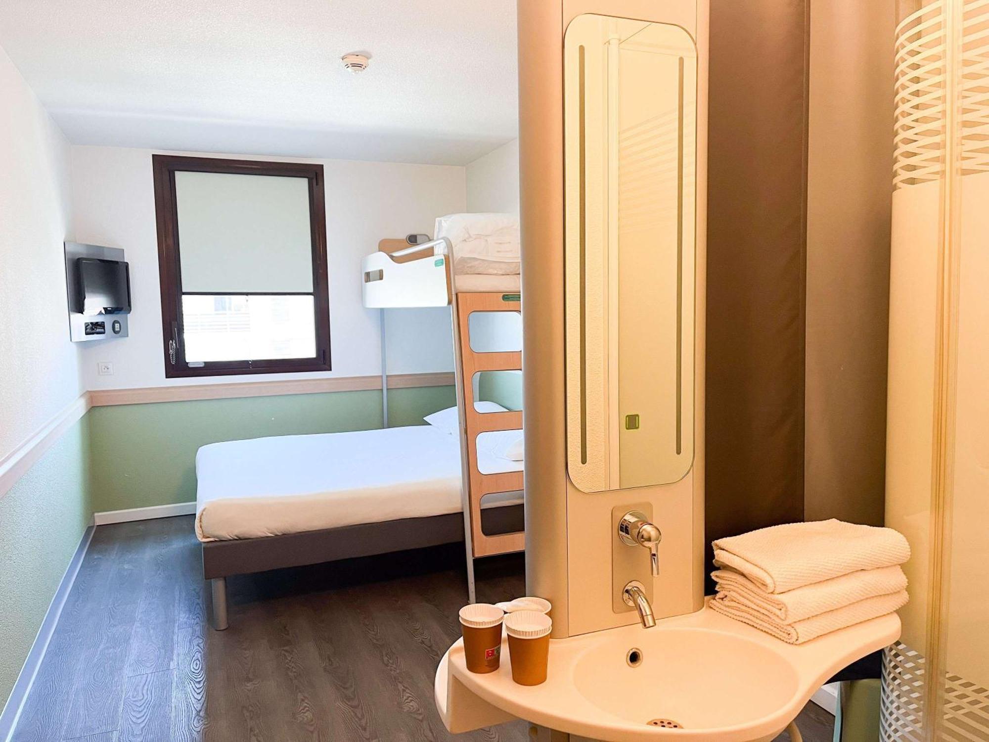 Отель Ibis Budget Nimes Centre Gare Экстерьер фото