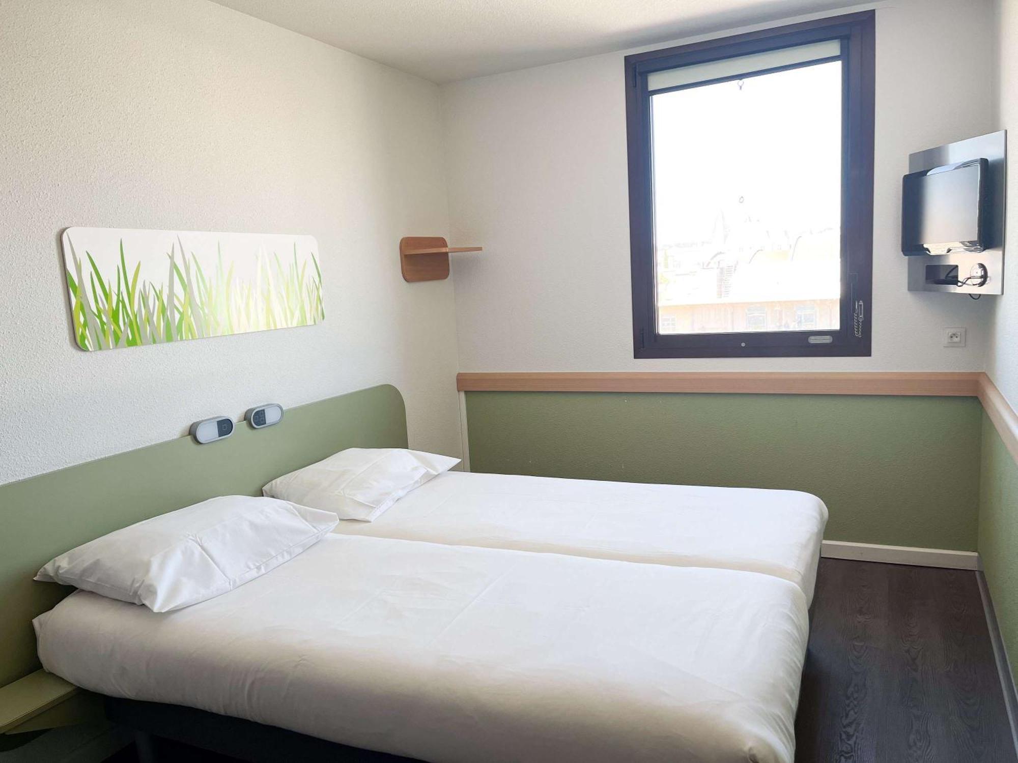 Отель Ibis Budget Nimes Centre Gare Экстерьер фото