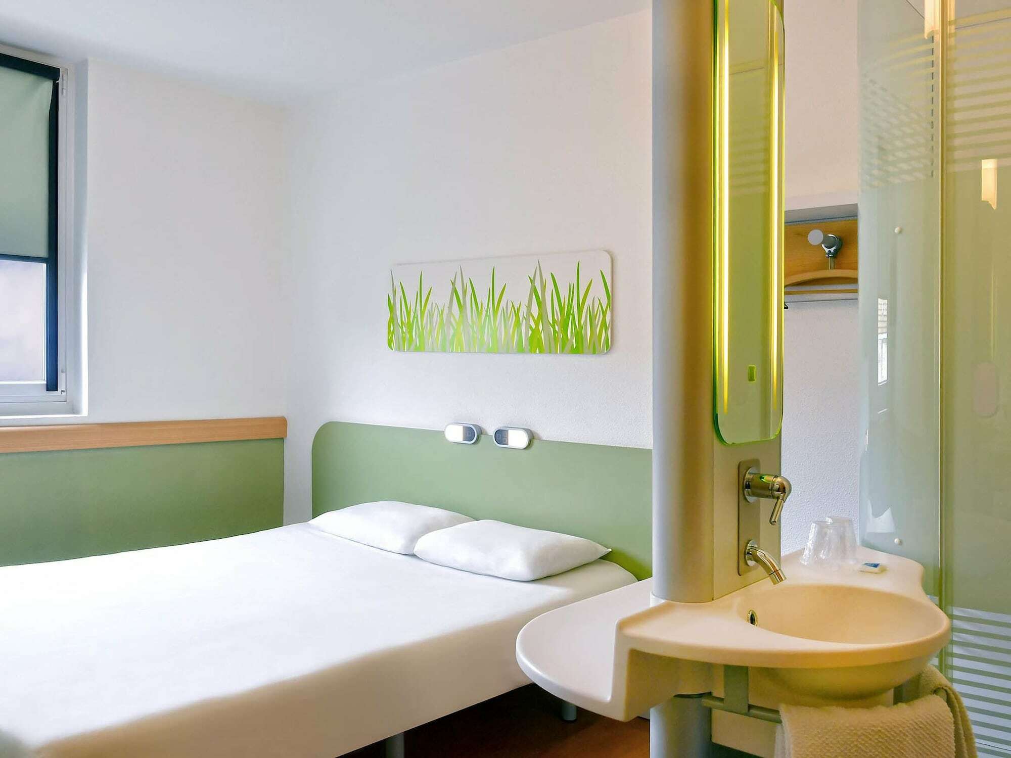 Отель Ibis Budget Nimes Centre Gare Экстерьер фото